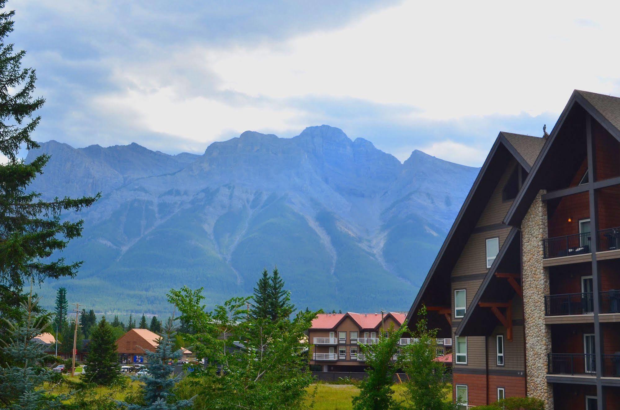 Paradise Resort Club And Spa Canmore Exterior photo